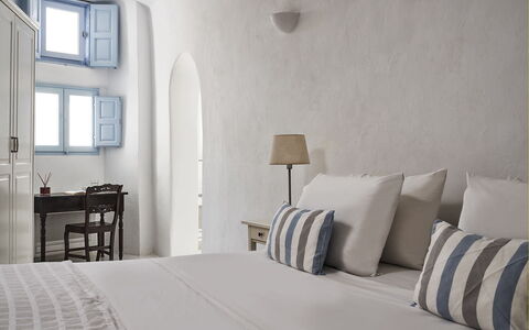 Villa Ivi: Linos, Habitación, Almohada, Lecho, Arrojar La Almohada, Sábana, Lámpara, Cama, Hotel, Marco De La Cama