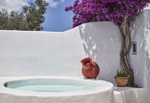 Villa Ivi: Maceta, Material Natural, Sombra, Diseño, Mueble Para Exteriores, Planta De Casa, Bañera, Arreglo De Tubería, Piscina, Cerámico