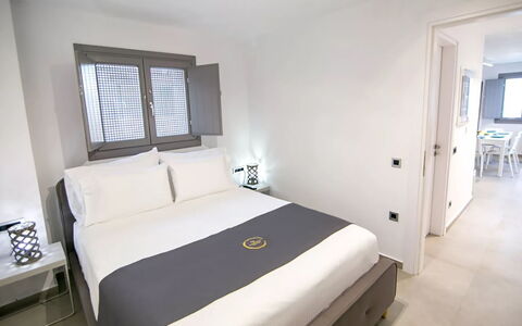 Maison Nica: Diseño De Interiores, Habitación, Cama, Marco De La Cama, Departamento, Lecho, Sábana, Hotel, Suite, Almohada