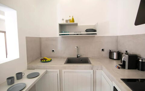 Maison Nira: Aparato De Cocina, Cocina, Mostrador, Diseño De Interiores, Piso, Electrodoméstico, Suelo, Arreglo De Tubería, Electrodoméstico, Casa