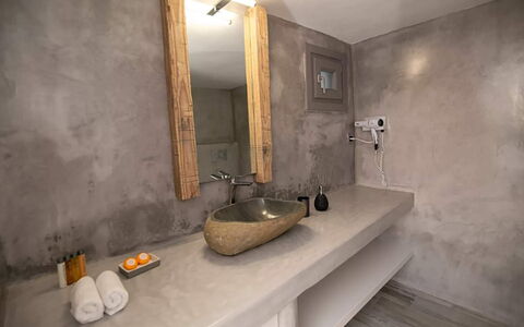 Maison Nira: Piso, Suelo, Diseño De Interiores, Arreglo De Tubería, Plomería, Lavabo, Grifo, Baño, Espejo