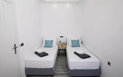Maison Ranya: Diseño De Interiores, Cama, Suelo, Habitación, Piso, Mueble, Habitación, Sábana, Arrojar La Almohada, Lecho