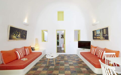 Mandra Suite: Piso, Suelo, Diseño De Interiores, Techo, Departamento, Sala, Diseño, Sofá, Hotel