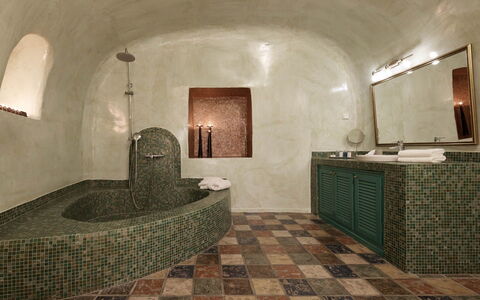 Mandra Suite: Piso, Pared, Arreglo De Tubería, Diseño De Interiores, Suelo, Bañera, Baño, Encendiendo, Grifo, Techo