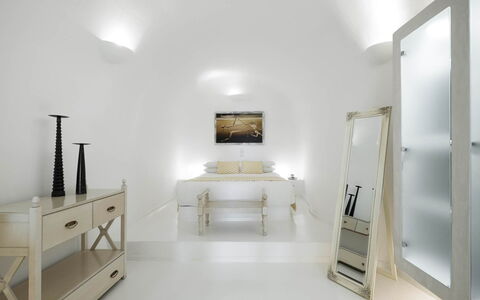 Alegria Suite: Pared, Diseño De Interiores, Piso, Techo, Suelo, Encendiendo, Habitación, Mueble, Cama, Habitación