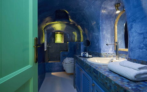 Alegria Suite: Azul, Encendiendo, Arreglo De Tubería, Loseta, Lavabo Del Baño, Grifo, Bóveda, Lámpara, Lavabo, Baño