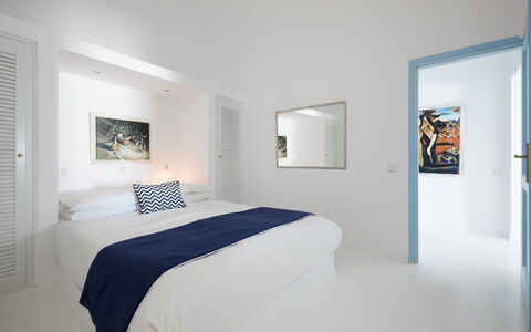 Maison Sivota: Diseño De Interiores, Habitación, Mueble, Suelo, Cama, Techo, Piso, Casa, Lecho, Arrojar La Almohada