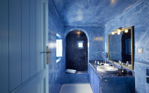 Maison Sivota: Azul, Arreglo De Tubería, Diseño De Interiores, Piso, Baño, Suelo, Grifo, Lavabo Del Baño, Plomería, Lavabo