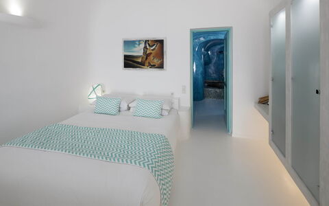 Neli Suite: Azul, Habitación, Diseño De Interiores, Cama, Mueble, Departamento, Arrojar La Almohada, Lecho, Almohada, Techo
