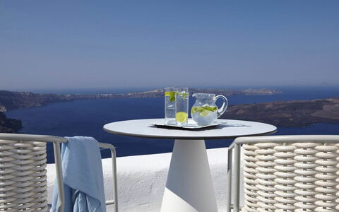 Neli Suite: Mueble, Mesa, Mesa Al Aire Libre, Mueble Para Exteriores, Mar, Silla, Oceano, Costa, Mesa De Café, Sombra