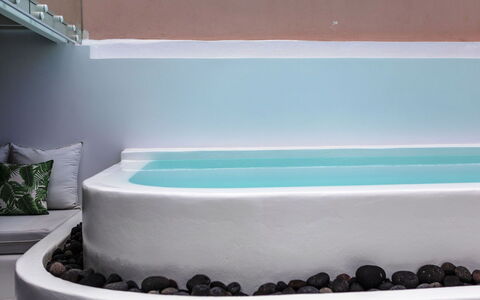 Mansion Orny: Bañera, Arreglo De Tubería, Baño, Material Natural, Jacuzzi, Hotel, Planta De Casa, Plomería