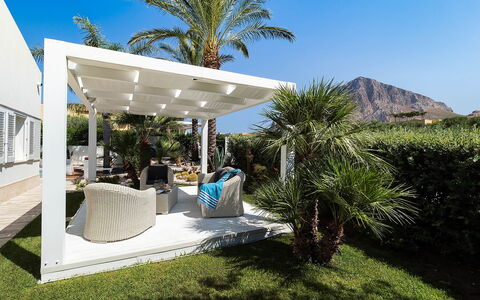 Villa Rossini: Mueble, Sombra, Mueble Para Exteriores, Pérgola, Jardín, Estructura Al Aire Libre, Recurso, Patio, Eco Hotel, Silla