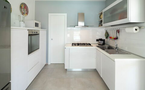 Villa Rossini: Cocina, Aparato De Cocina, Mostrador, Electrodoméstico, Gabinetes, Diseño De Interiores, Piso, Madera, Estufa De Cocina, Electrodoméstico