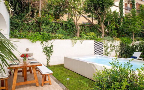 The Ivy Villa: Jardín, Maceta, Mueble Para Exteriores, Ocio, Piscina, Planta De Casa, Eco Hotel, Patio Interior, Patio, Sombra