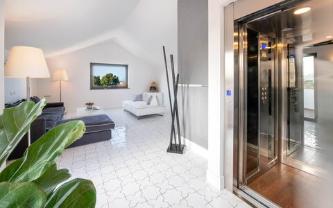 The Ivy Villa: Piso, Suelo, Diseño De Interiores, Techo, Departamento, Lámpara, La Luz Del Día, Sala, Sofá