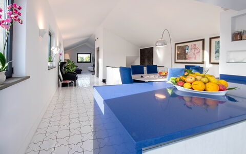 The Ivy Villa: Azul, Diseño De Interiores, Piso, Suelo, Techo, Cocina, Mueble, Loseta, Mostrador, Habitación