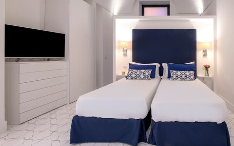 The Ivy Villa: Habitación, Diseño De Interiores, Departamento, Cama, Sábana, Lecho, Marco De La Cama, Linos, Almohada, Hotel