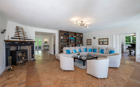 Villa Angela: Mueble, Diseño De Interiores, Piso, Suelo, Sofá, Madera, Techo, Sala, Habitación, Mesa