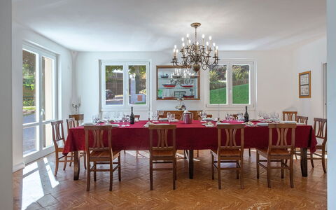 Villa Angela: Mueble, Diseño De Interiores, Piso, Mesa, Techo, Madera, Silla, Comedor, Habitación, Lámpara