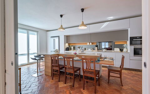 Villa Angela: Mueble, Diseño De Interiores, Piso, Cocina, Mostrador, Suelo, Madera, Silla, Techo, Cocina Y Comedor Mesa