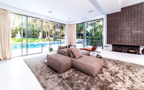 Villa Sound: Piso, Diseño De Interiores, Suelo, Mueble, Sofá, Departamento, Techo, Sala, Casa, Arquitectura