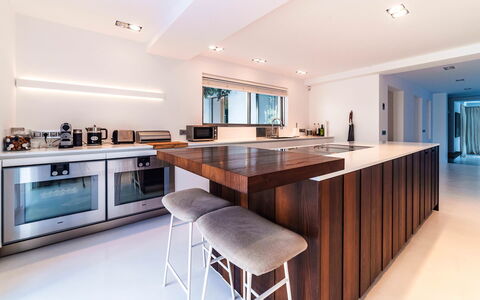 Villa Sound: Diseño De Interiores, Mueble, Piso, Mostrador, Cocina, Madera, Techo, Gabinetes, Lámpara, Aparato De Cocina