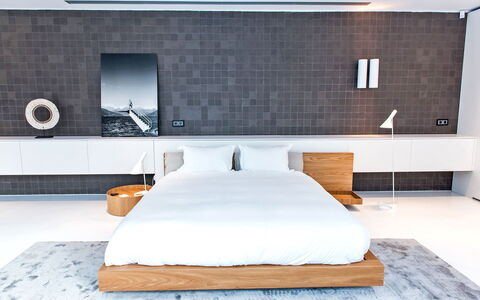Villa Sound: Mueble, Cama, Habitación, Diseño De Interiores, Piso, Pared, Suelo, Madera, Lecho, Sábana