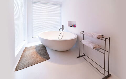Villa Sound: Diseño De Interiores, Piso, Bañera, Suelo, Arreglo De Tubería, Baño, Plomería, Grifo, Loseta