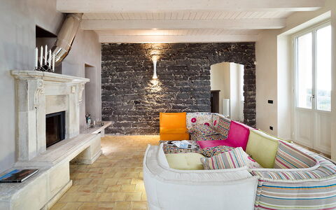 Villa Magical Tower: Mueble, Diseño De Interiores, Piso, Pared, Suelo, Sofá, Madera, Techo, Sala, Habitación
