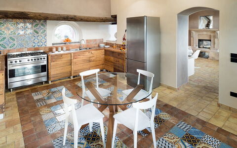 Villa Magical Tower: Mueble, Piso, Diseño De Interiores, Suelo, Cocina, Madera, Mostrador, Silla, Encendiendo, Loseta