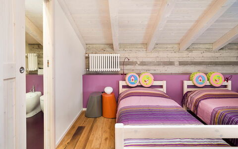 Villa Magical Tower: Mueble, Diseño De Interiores, Habitación, Cama, Piso, Suelo, Madera, Techo, Habitación, Casa