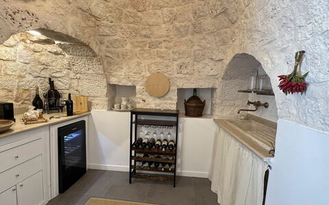 Trulli Maria: Diseño De Interiores, Mueble, Estantería, Cocina, Estante, Aparato De Cocina, Mostrador, Material Natural, Gabinetes, Lámpara