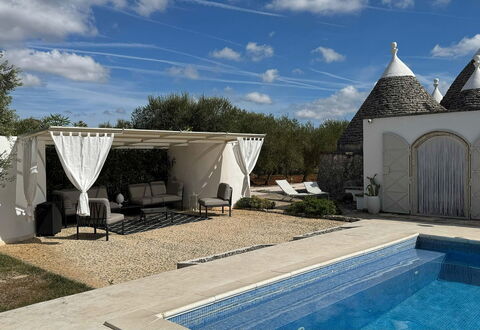 Trulli Maria: Mueble Para Exteriores, Losa, Sombra, Silla, Paisajismo, Piscina, Estructura Al Aire Libre, Yarda, Patio Interior, Patio