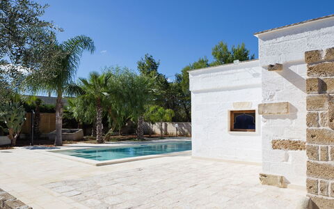 Villa Salentina: Piscina, Material Compuesto, Loseta, Sombra, Losa, Hormigón, Fuente De Agua, Inmuebles, Diseño