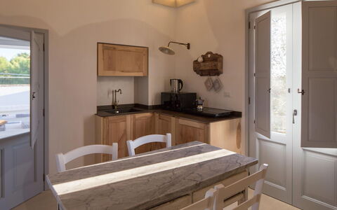 Villa Salentina: Mueble, Piso, Madera, Diseño De Interiores, Suelo, Cocina, Mostrador, Techo, Gabinetes, Encendiendo