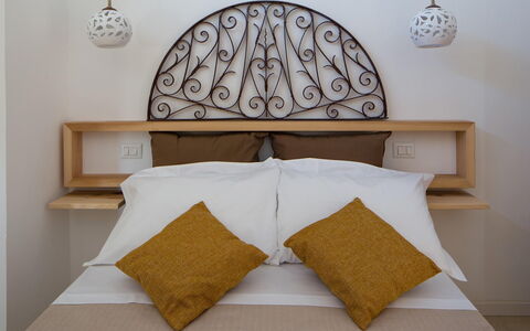 Villa Salentina: Cama, Lecho, Habitación, Mueble, Sábana, Diseño De Interiores, Madera, Linos, Textil, Arrojar La Almohada