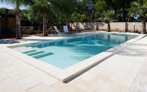 Villa Salentina: Piscina, Piso, Suelo, Material Compuesto, Loseta, Recurso, Hormigón, Sombra, Fuente De Agua, Losa
