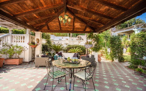 Villa Martina: Piso, Suelo, Mueble, Jardín, Recurso, Maceta, Silla, Estructura Al Aire Libre, Porche, Patio