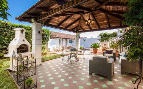 Villa Martina: Piso, Suelo, Recurso, Mueble, Maceta, Silla, Columna, Piscina, Losa, Jardín