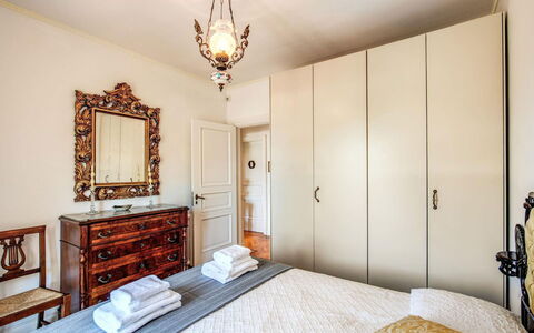 Villa Martina: Mueble, Diseño De Interiores, Pared, Madera, Piso, Suelo, Gabinetes, Habitación, Habitación, Cama