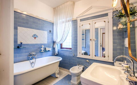 Villa Martina: Azul, Arreglo De Tubería, Diseño De Interiores, Piso, Baño, Suelo, Lavabo Del Baño, Grifo, Bañera, Plomería