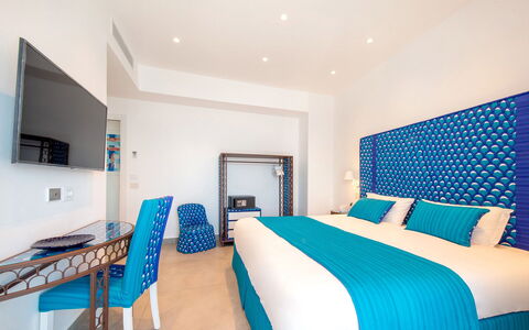 Villa Marina Grande: Azul, Mueble, Diseño De Interiores, Recurso, Silla, Linos, Habitación, Hotel, Arrojar La Almohada, Cama