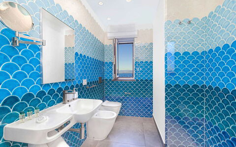 Villa Marina Grande: Azul, Piso, Diseño De Interiores, Suelo, Loseta, Arreglo De Tubería, Papel Pintado, Baño, Mosaico, Plomería