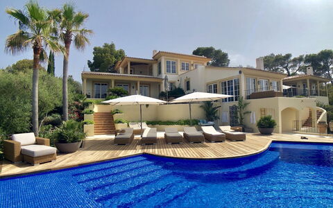 Villa Serrano: Piscina, Recurso, Barrio Residencial, Mueble Para Exteriores, Inmuebles, Sunlounger, Mansión, Villa, Eco Hotel, Ocio