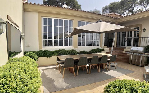 Villa Serrano: Mueble, Mueble Para Exteriores, Mesa, Silla, Mesa Al Aire Libre, Sombra, Paraguas, Cocina Y Comedor Mesa, Patio, Jardín