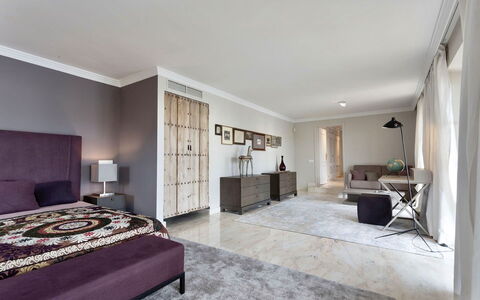 Villa Serrano: Mueble, Piso, Diseño De Interiores, Suelo, Techo, Madera, Cama, Habitación, Habitación, Departamento