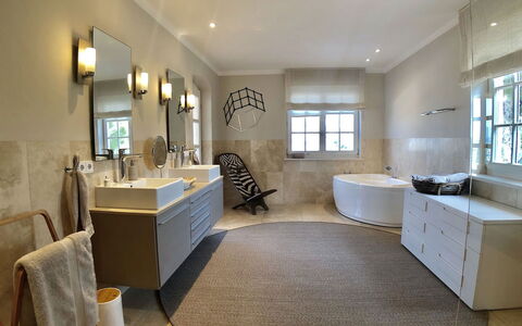 Villa Serrano: Diseño De Interiores, Piso, Suelo, Arreglo De Tubería, Baño, Mueble, Casa, Mueble De Baño, Encendiendo, Grifo