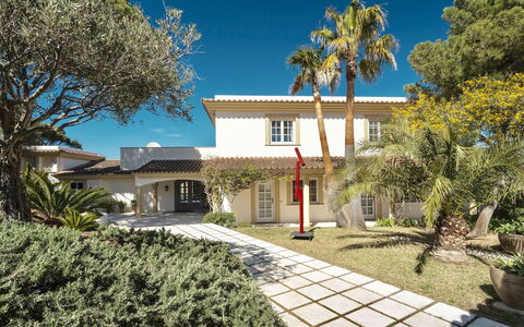 Villa Serrano: Edificio, Barrio Residencial, Casa, Casa, Fachada, Arbusto, Arquitectura, Inmuebles, Mansión, Hacienda