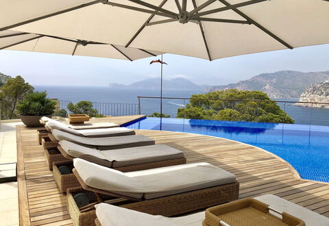 Villa Serrano: Mueble, Paraguas, Mueble Para Exteriores, Piscina, Sunlounger, Silla, Recurso, Sombra, Mesa Al Aire Libre, Patio