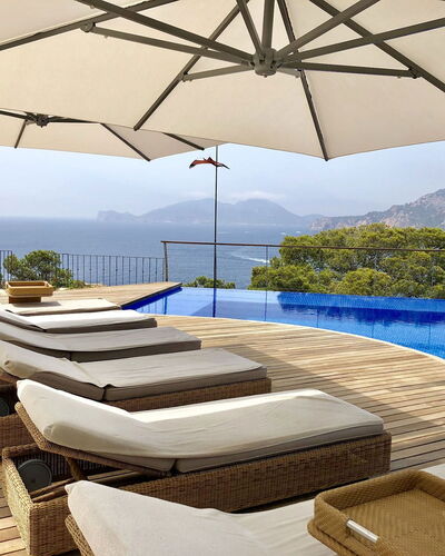 Villa Serrano: Mueble, Paraguas, Mueble Para Exteriores, Piscina, Sunlounger, Silla, Recurso, Sombra, Mesa Al Aire Libre, Patio